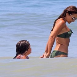 Paula Echevarría disfrutando de las playas de Cádiz con su hija Daniella