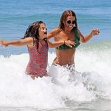Daniella Bustamante y Paula Echevarría saltando entre olas