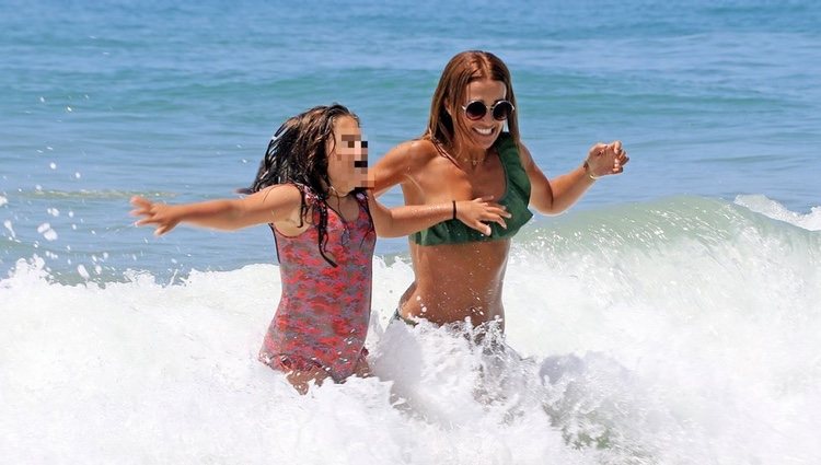 Daniella Bustamante y Paula Echevarría saltando entre olas