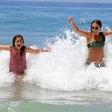 Paula Echevarría en el mar con su hija Daniella Bustamante