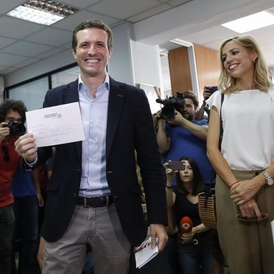 Pablo Casado votando el presidente del PP junto a su mujer Isabel Torres