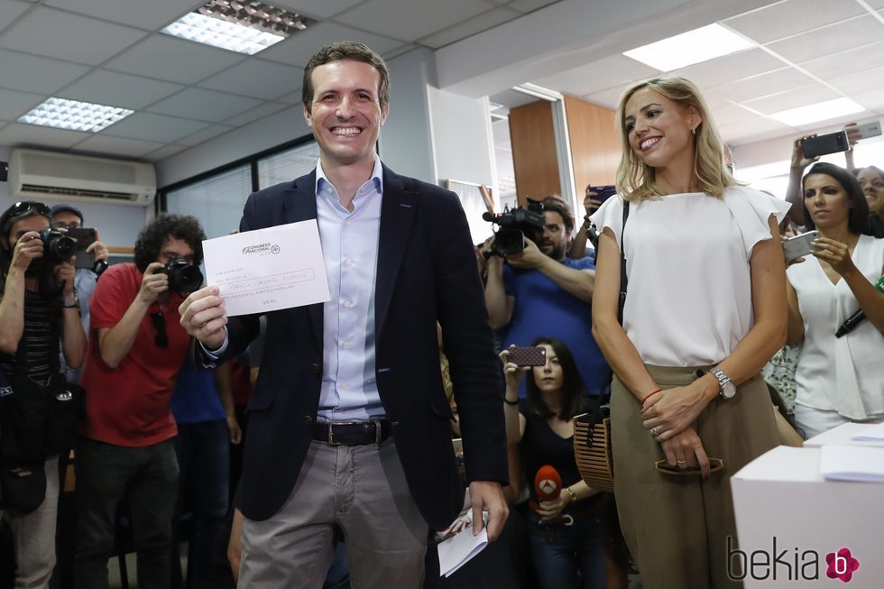 Pablo Casado votando el presidente del PP junto a su mujer Isabel Torres