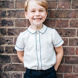 El Príncipe Jorge muy sonriente en la fotografía oficial de su quinto cumpleaños