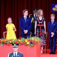 Matilde de Bélgica y sus hijos muy concentrados en uno de los actos del Día Nacional