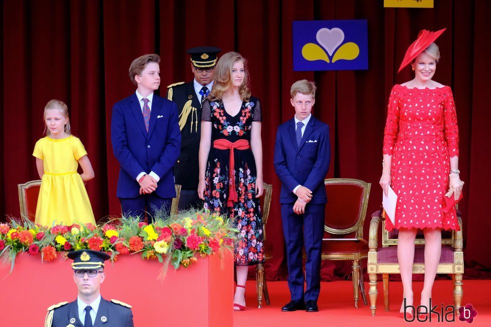 Matilde de Bélgica y sus hijos muy concentrados en uno de los actos del Día Nacional