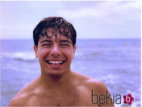 Alfred García disfruta de una jornada en la playa