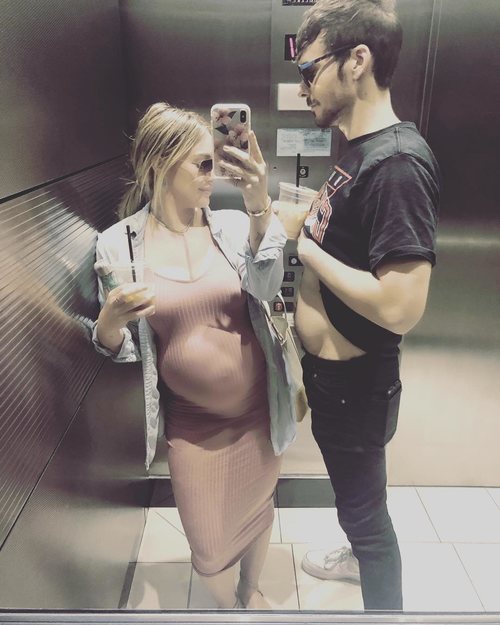 Hilary Duff posa junto con su novio mientras enseña su tripa de embarazada