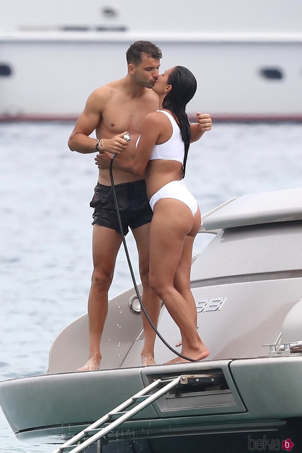 Nicole Scherzinger y Grigor Dimitrov dándose un romántico beso