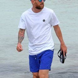 Leo Messi pasea por la playa durante sus vacaciones en Formentera