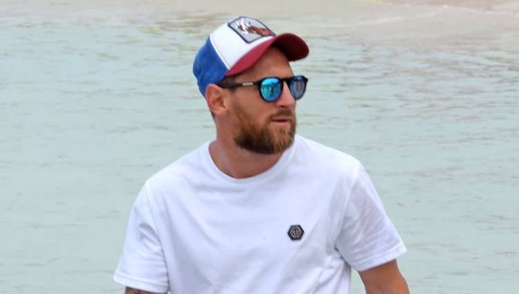 Leo Messi pasea por la playa durante sus vacaciones en Formentera