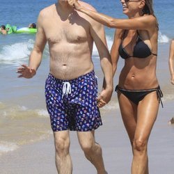 Ramón García y su mujer se mostraron muy cariñosos durante un día de playa en Cádiz