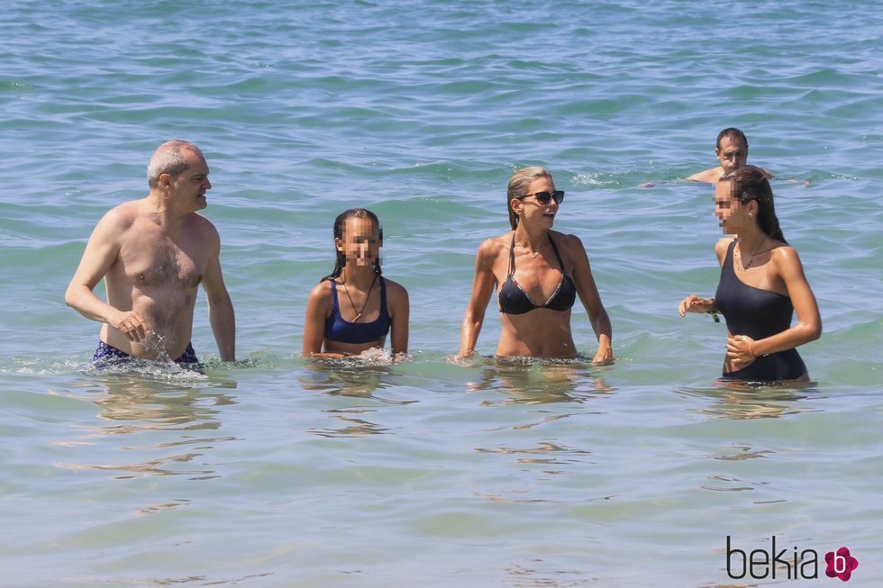 Ramón García y Patricia Cerezo disfrutan de una jornada en la playa de Cádiz junto a sus hijas