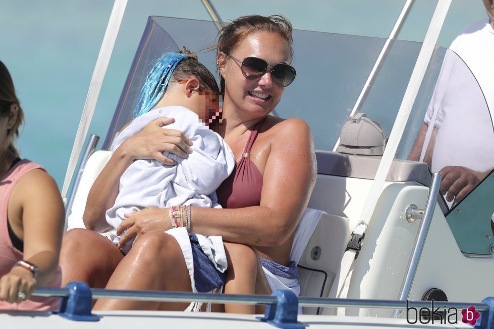 Tamara Ecclestone junto a su hija en Ibiza