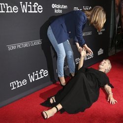 Glenn Close y su divertida caída en la premiere de 'The Wife'