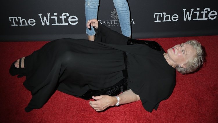 Rose Byrne junto a Glenn Close en el suelo