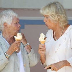 Camilla Parker y Judi Dench comiéndose un helado en la playa