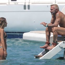 Gianluca Vacchi en su barco junto a una amiga en Formentera