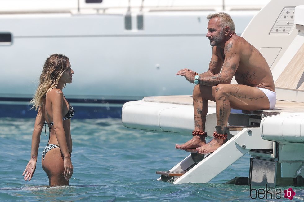 Gianluca Vacchi en su barco junto a una amiga en Formentera