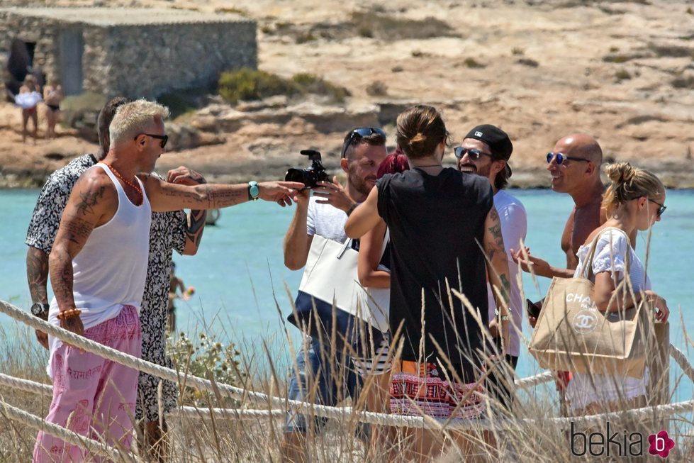 Gianluca Vacchi con unos amigos en Formentera