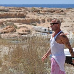 Gianluca Vacchi paseando por la playa en Formentera
