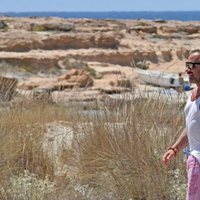 Gianluca Vacchi paseando por la playa en Formentera