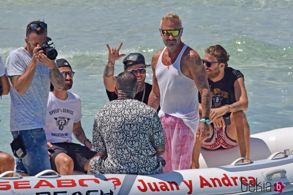 Gianluca Vacchi y sus amigos en una lancha en Formentera