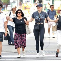 Joe Jonas y Sophie Turner con sus madres