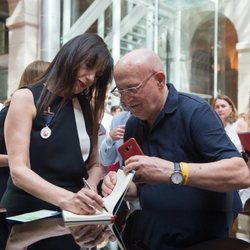 Luz Casal firmando autógrafos en la entrega de la Medalla Internacional de las Artes