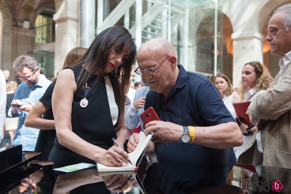 Luz Casal firmando autógrafos en la entrega de la Medalla Internacional de las Artes