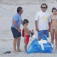 Pepe Navarro con sus dos hijos Layla y Darco y un amigo con su hijo en Ibiza