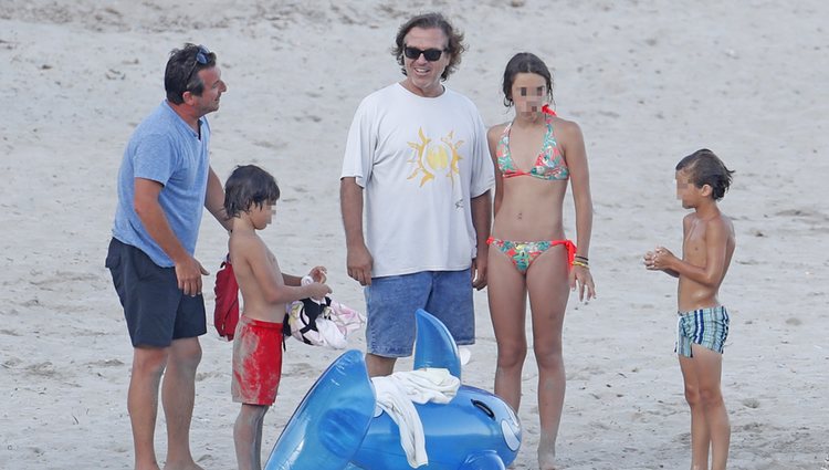 Pepe Navarro con sus dos hijos Layla y Darco y un amigo con su hijo en Ibiza