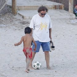 Pepe Navarro jugando al fútbol con su hijo Darco en la playa