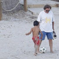 Pepe Navarro jugando al fútbol con su hijo Darco en la playa