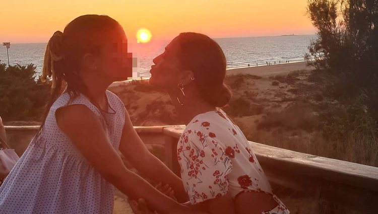 Paula Echevarría con Daniella durante sus vacaciones en Cadiz