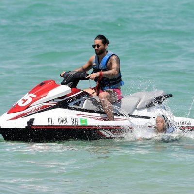 Maluma subido a una moto de agua en Miami