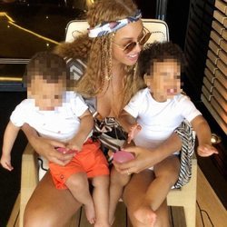 Beyoncé junto con sus gemelos durante sus vacaciones por Europa