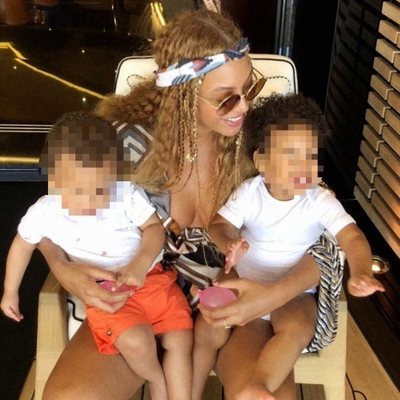 Beyoncé junto con sus gemelos durante sus vacaciones por Europa