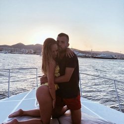 Jordi Alba y su novia, Romarey Ventura, en Formentera