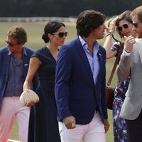 Los Duques de Sussex con el polista Nacho Figueras y su mujer en la Copa de Polo Sentebale