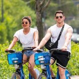 Nick Jonas y Priyanka Chopra dando un paseo en bicicleta por Nueva York