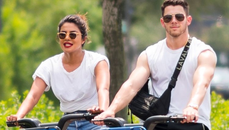 Nick Jonas y Priyanka Chopra dando un paseo en bicicleta por Nueva York