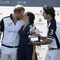 Los Duques de Sussex dándose un romántico beso en la entrega de premios de la Copa de Polo Sentebale