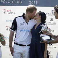 Los Duques de Sussex dándose un romántico beso en la entrega de premios de la Copa de Polo Sentebale
