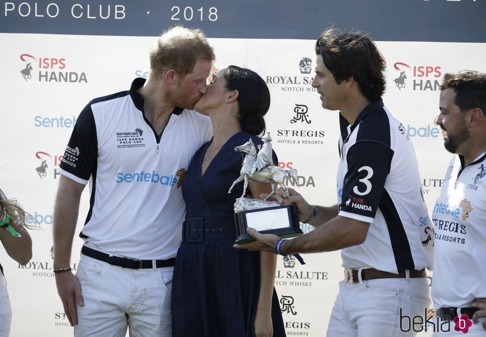 Los Duques de Sussex dándose un romántico beso en la entrega de premios de la Copa de Polo Sentebale