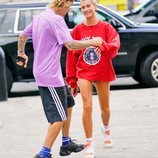 Justin Bieber y Hailey Baldwin bailando por la calle en Nueva York