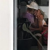 Justin Bieber y Hailey Baldwin besándose