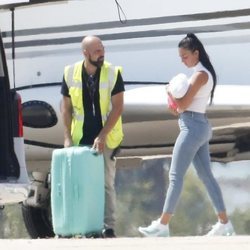 Georgina Rodríguez con su hija subiendo a su jet privado