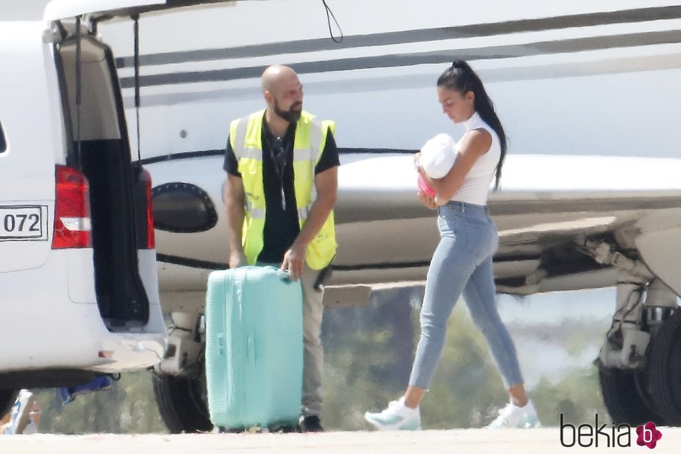 Georgina Rodríguez con su hija subiendo a su jet privado