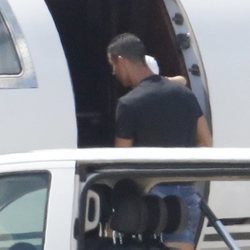 Cristiano Ronaldo con uno de sus mellizos subiendo a su jet privado