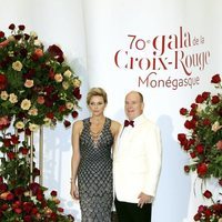 Alberto y Charlene de Mónaco en el Baile de la Cruz Roja 2018